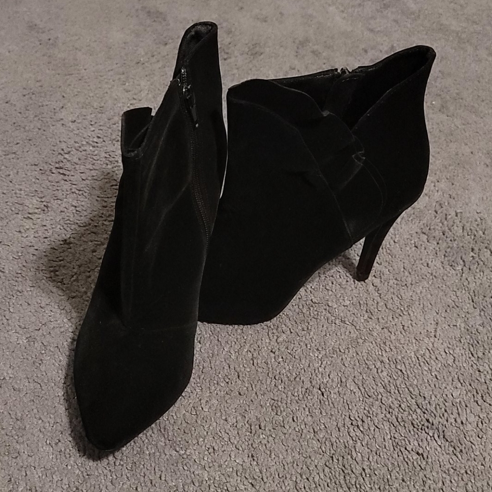 Qupid Suede Bootie; Size 8 - Picture 3 of 4